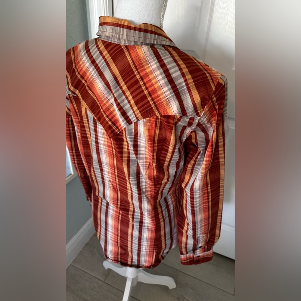 WOMEN'S WRANGLER® LONG SLEEVE POINTED YOKE WESTERN SNAP PLAID SHIRT IN ORANGE - Picture 13 of 15
